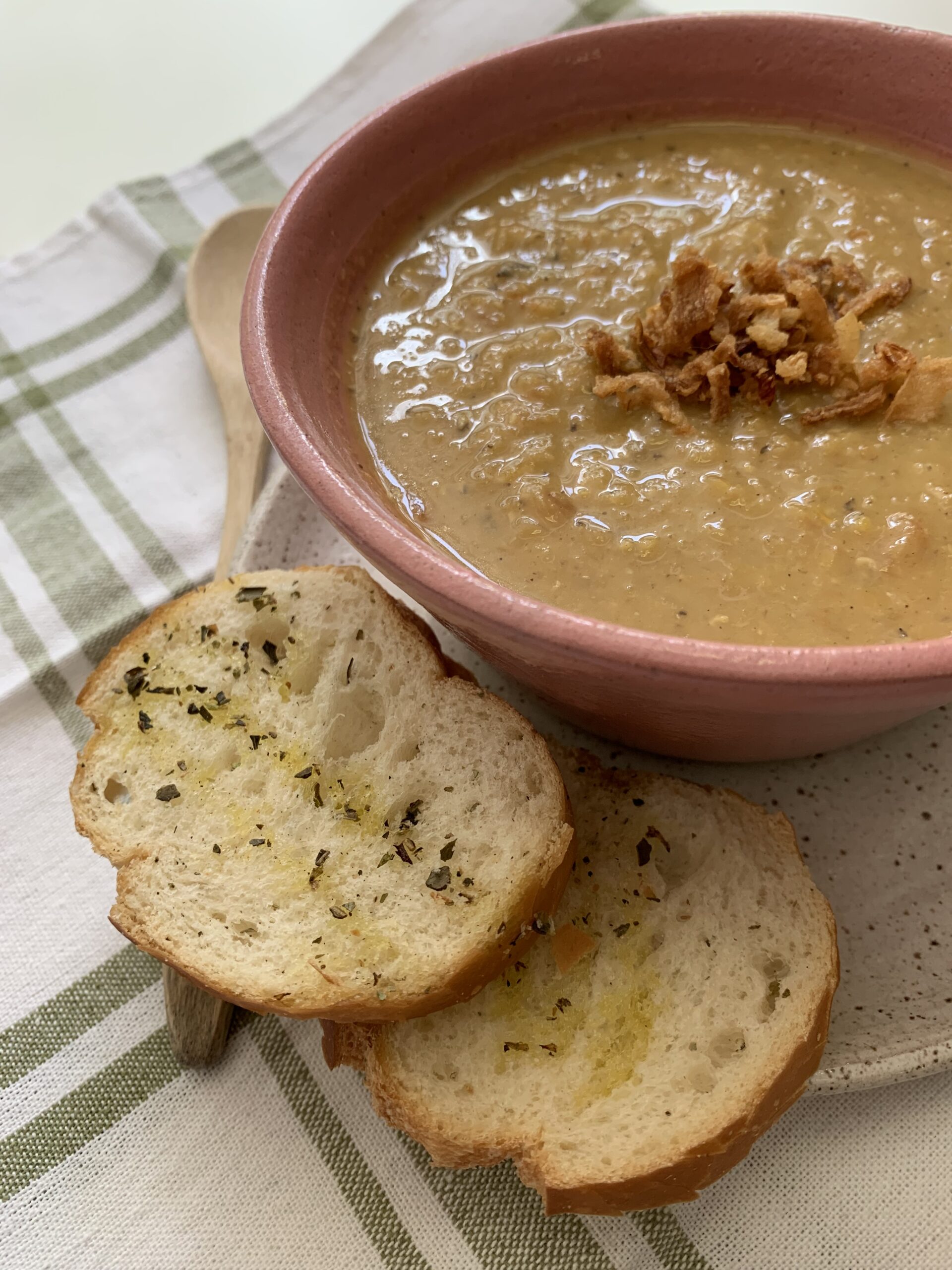 Sopa de lentilha-rosa